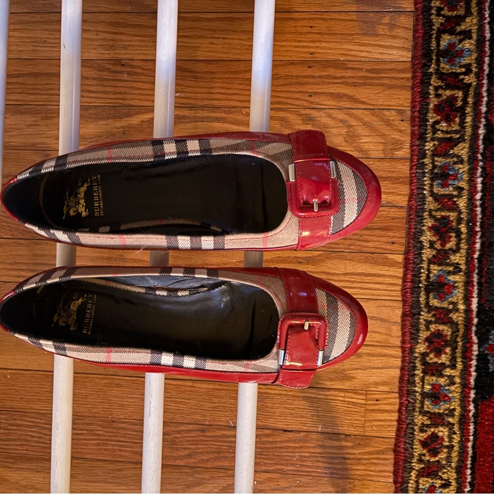 Vintage Burberry Flats

Great condition and stunning for the upcoming spring